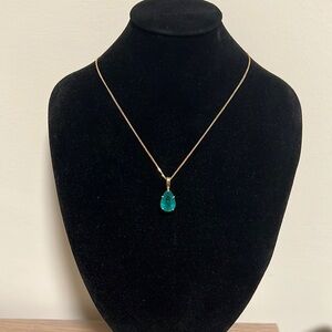 Emerald pendant in 14 karat yellow gold